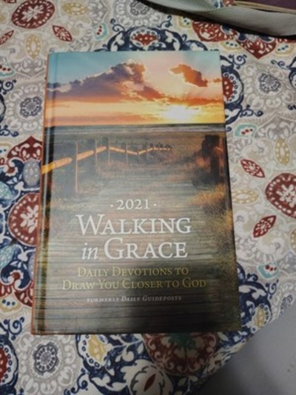 Guideposts Daily Devotions 2021 Hardcover Walking In Grace